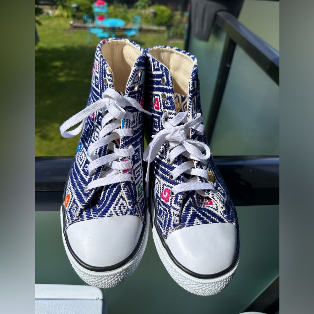 Women snickers shoes